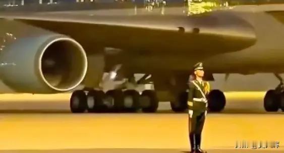 美国总统空军一号，也只能在钢铁毅志的中国人民解放军后背做背景！经典一刻，时间在凝