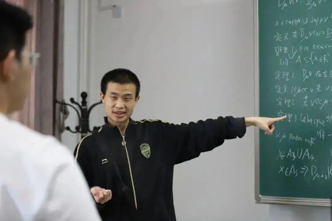 韦东奕：潜心数理，纯粹治学的齐鲁数学天才。韦东奕，1991年生于山东济南，北京大