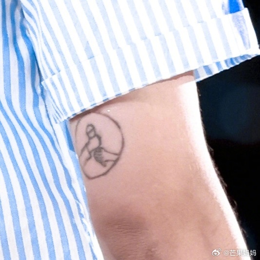 王源新纹身王源音乐事业的简历都写在身上了🤣 