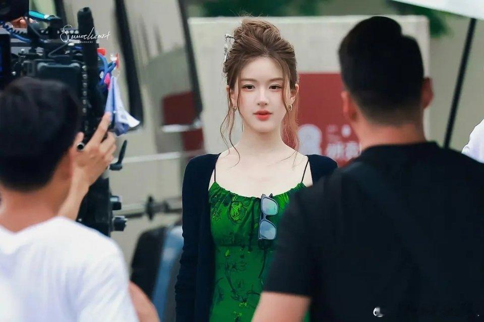 感觉赵露思这条绿色裙子真的超级好看，而且非常的显皮肤白 ​​​