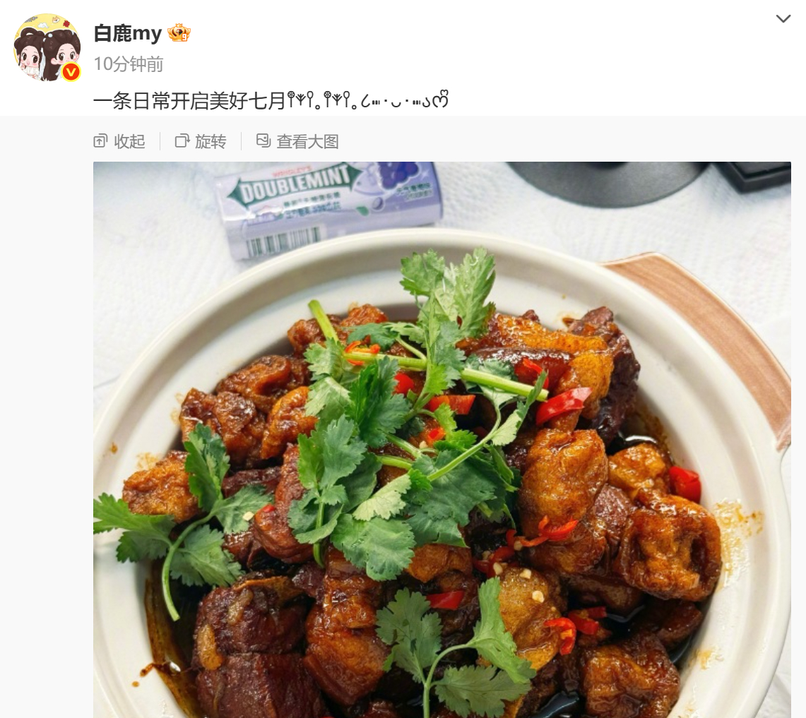 白鹿尽职的品牌代言人[偷笑] ​​​