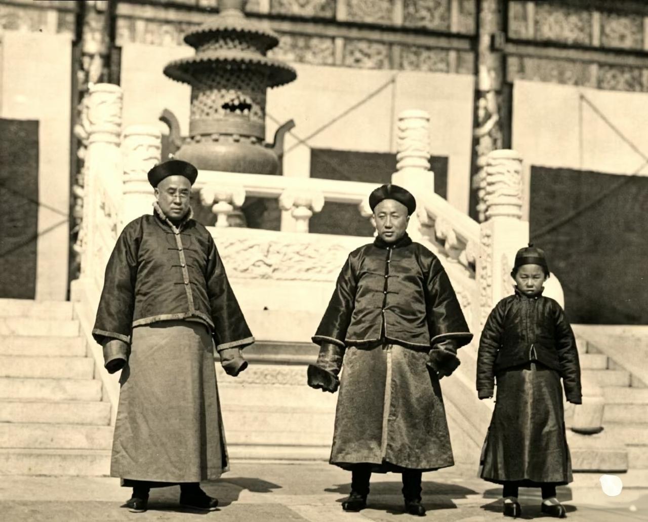 可能好多人都不知道，慈禧的陵墓还重修过。这张照片是1902年德国驻华公使穆默，在