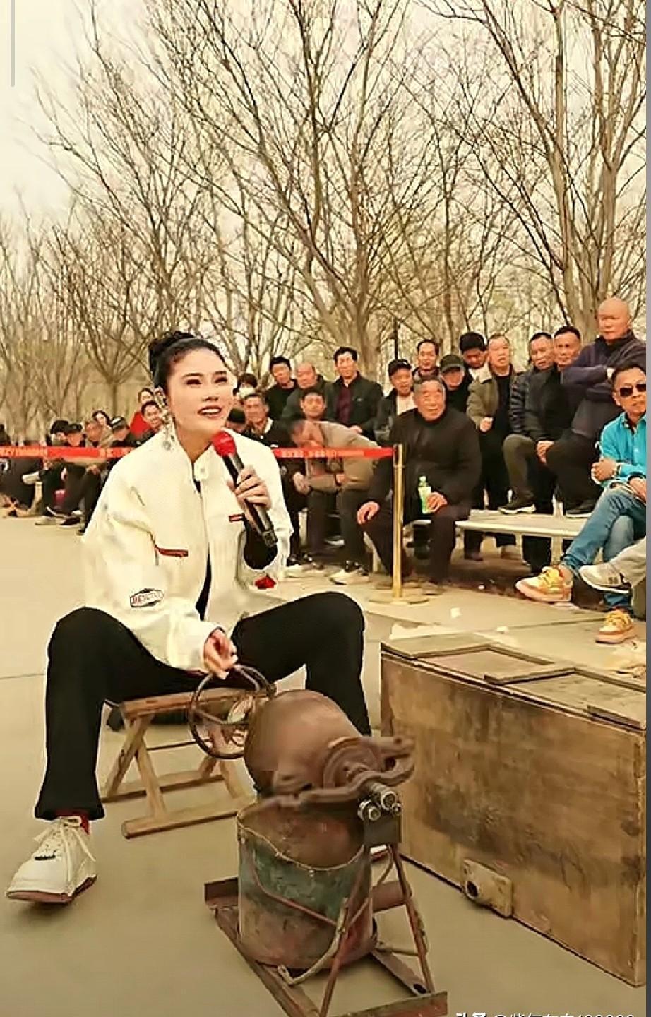 她直播时弹幕刷满逆徒，只是笑了笑说你们开心就好。
我见过太多师徒反目后互爆黑料，