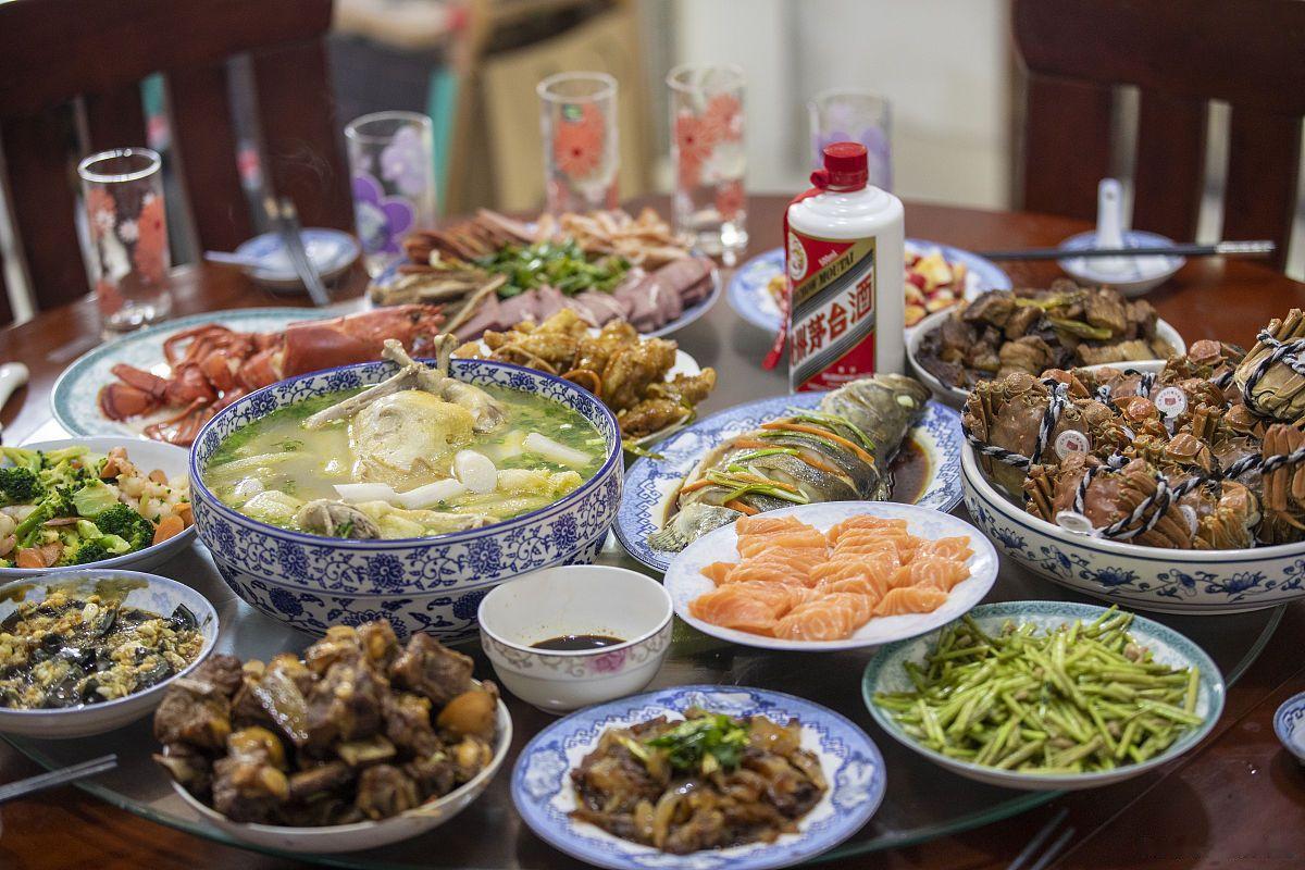 春节年夜饭这12道硬菜，你家桌上缺了哪一道？

年夜饭桌上，菜多菜少不重要，关键