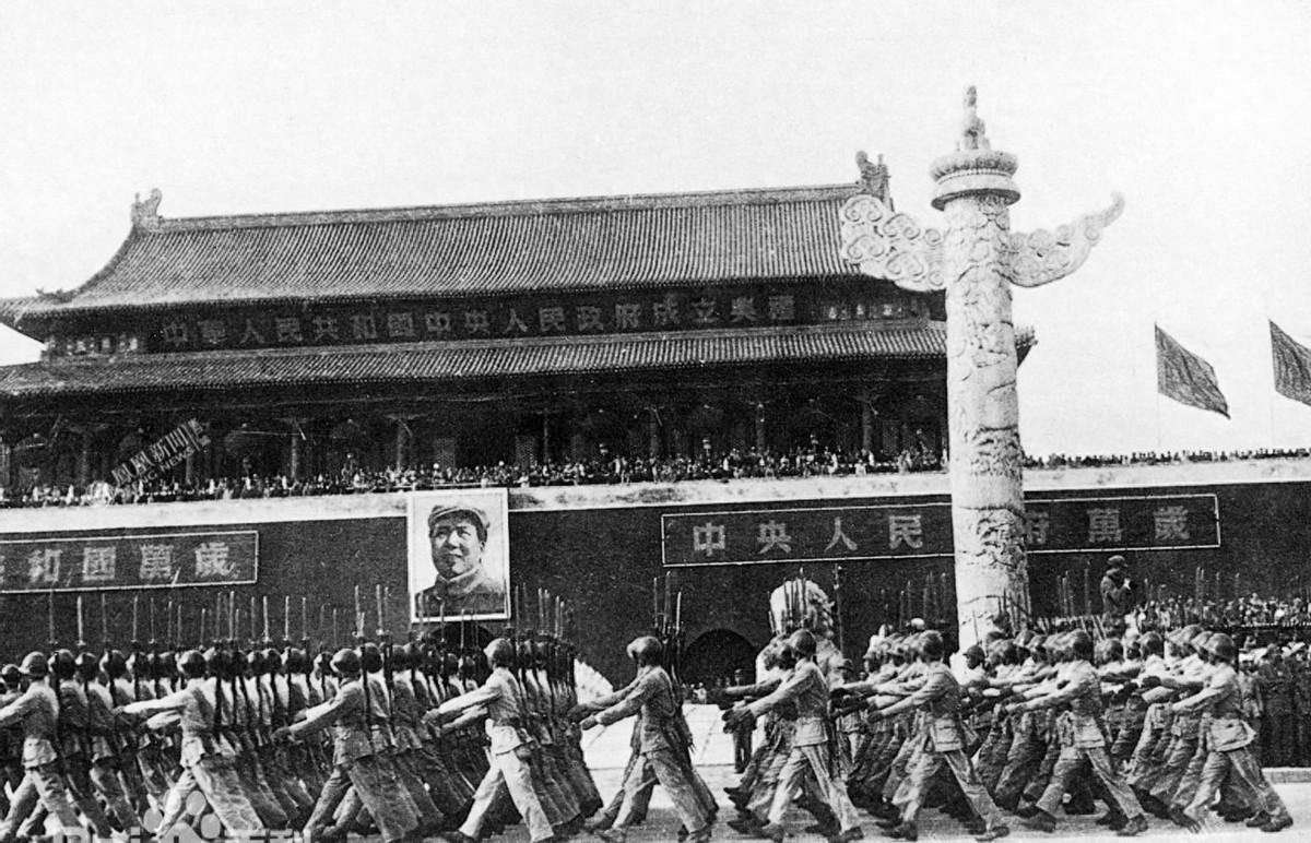 1950年国庆特务妄图炮轰天安门，主谋居然是曾受中央厚待的美国人是谁
1950年