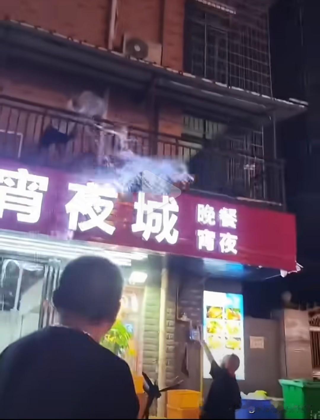 楼下底商宵夜外摆很是吵闹，影响楼上住户夜里休息，楼上住户直接泼凉水。