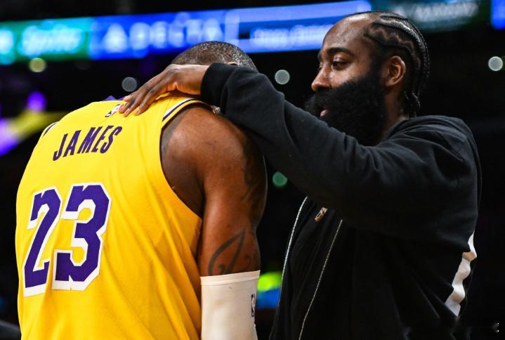 近日，前NBA球员保罗·皮尔斯和丹尼·格林在《No Fouls Given》播客