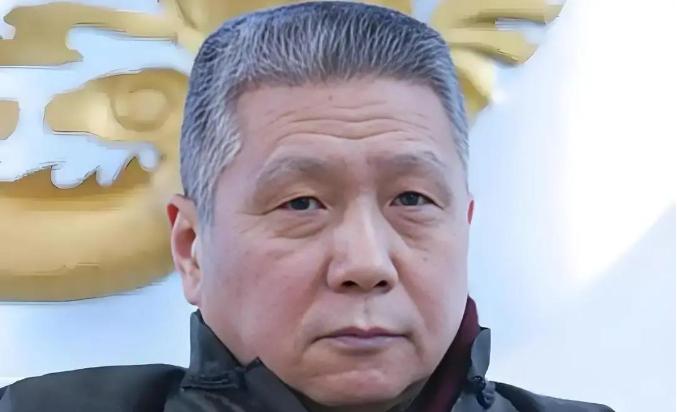 杨澜问马未都：“你以后会把博物馆上交给国家吗？”马未都摇摇头：“我这博物馆，说白