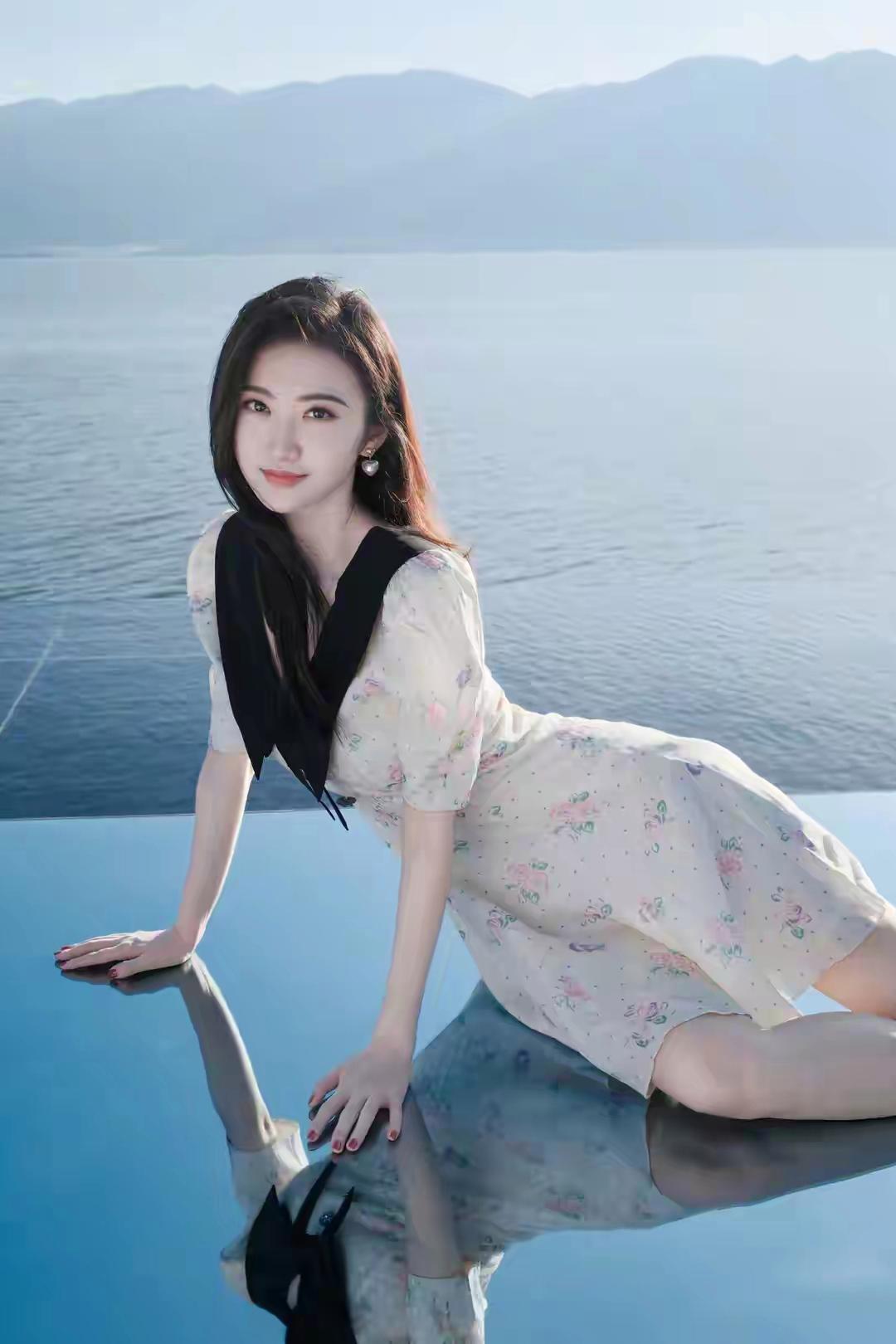 不要问远方有多远
此刻的倒影就是答案
不要问时光有多长
花开的瞬间已足够灿烂