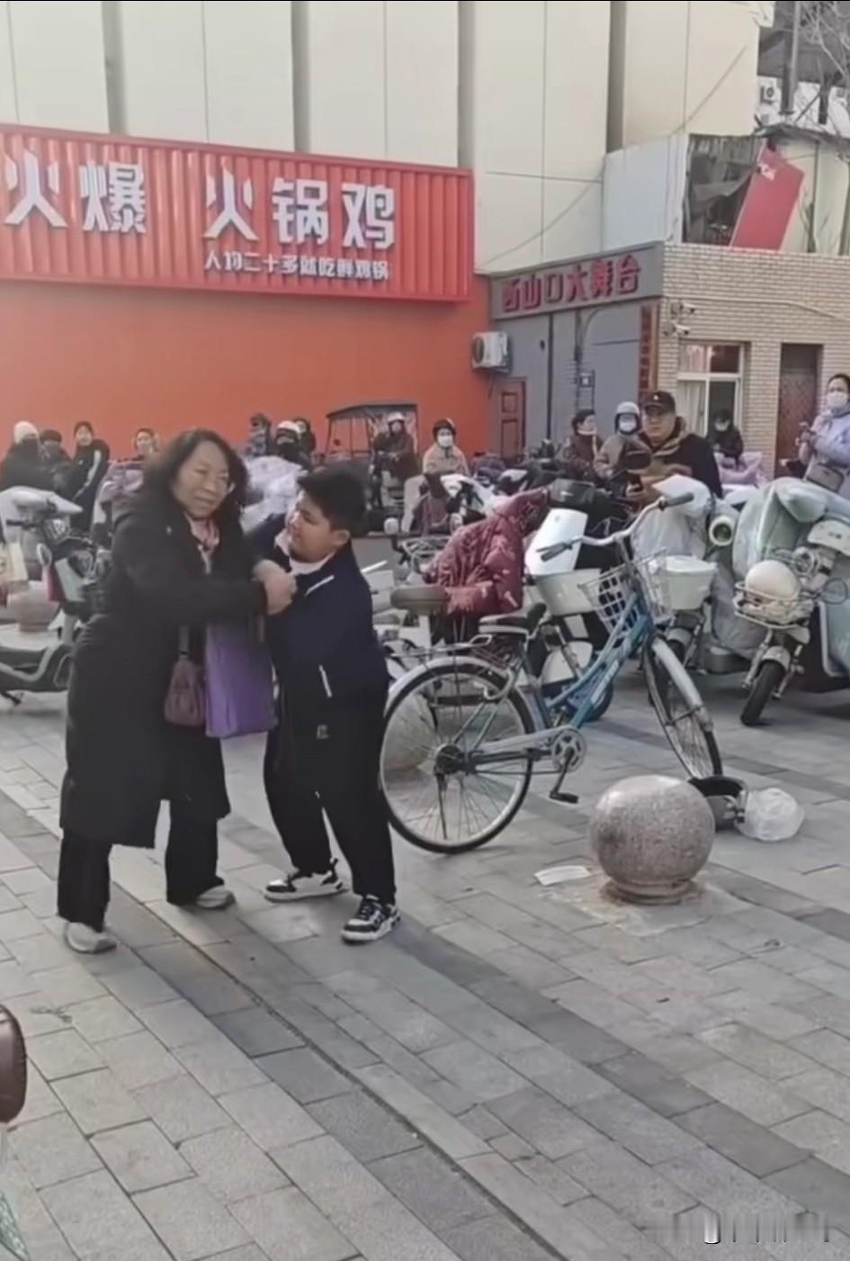 看到没有？一个十多岁的男孩子因为要东西，妈妈不给买，竟然向母亲动手了，妈妈让着他