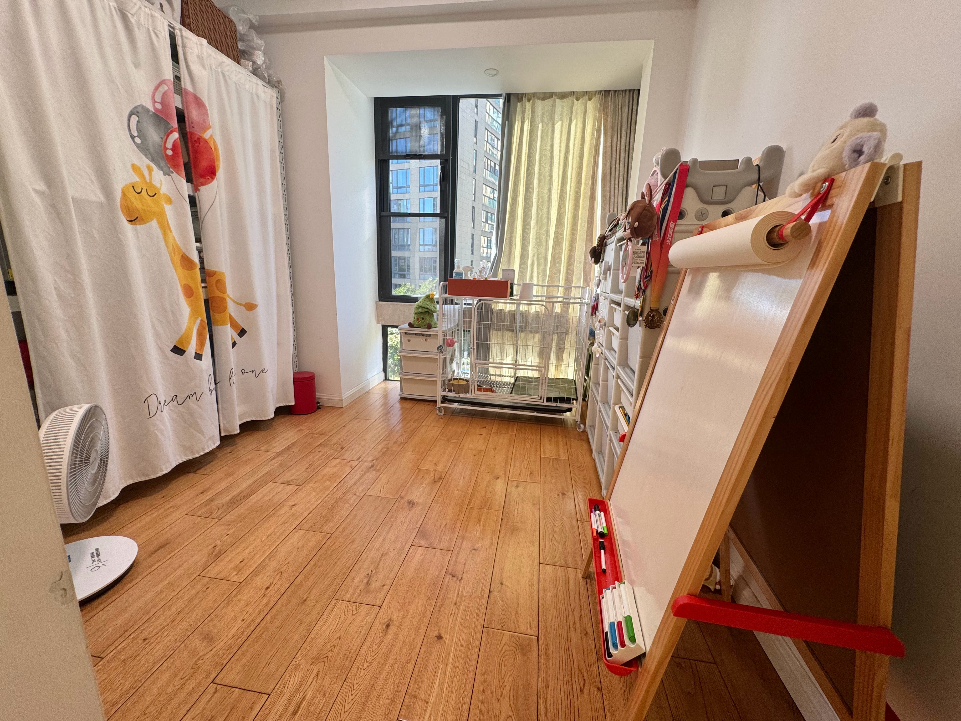 储藏室好久好久没有那么干净了上小学前让乔妹把玩具好好断舍离了一波麦麦妈妈每次来我