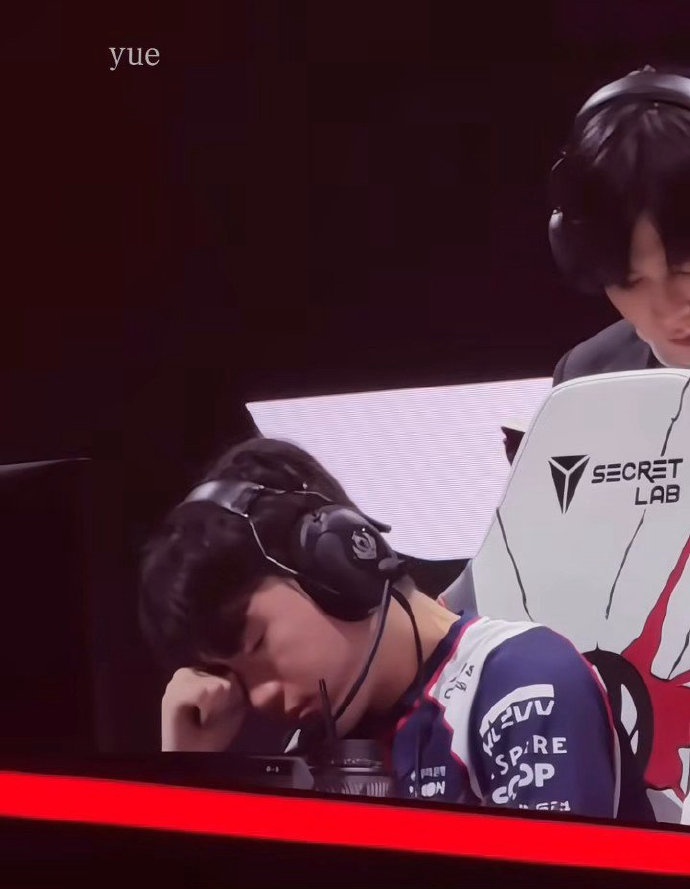 懊恼捂脸粉丝拍到比赛结束之后很痛苦的Keria
