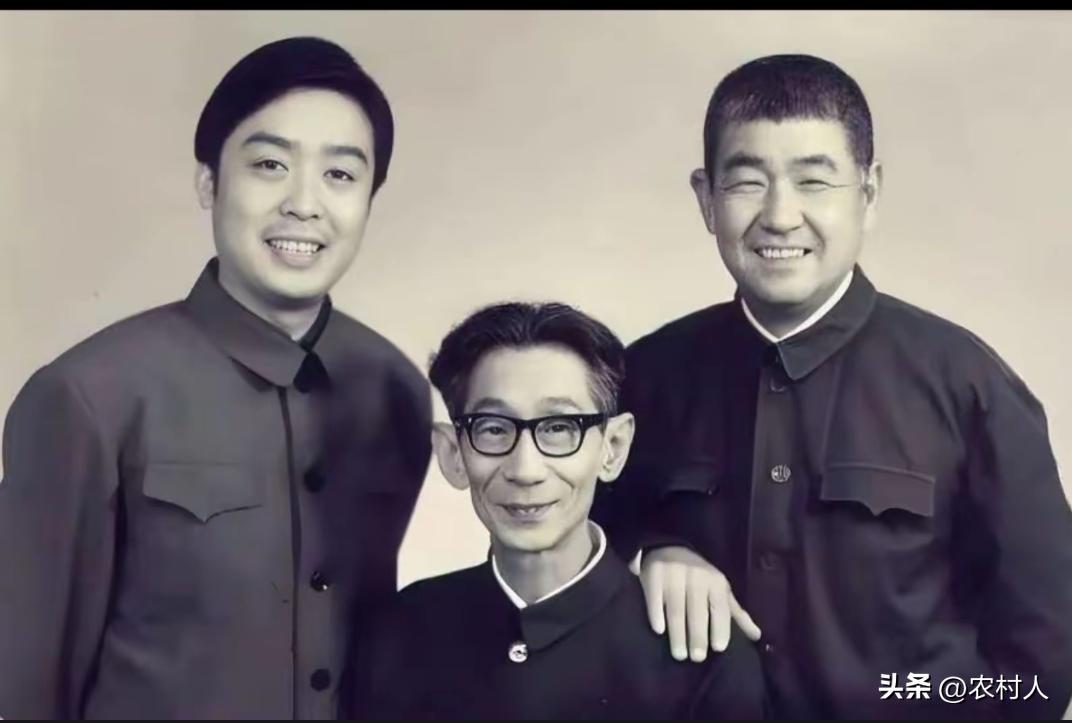 80年代，师胜杰、于世德赴天津拜访马三立时，三人留下了一张珍贵的合影。
马三立 
