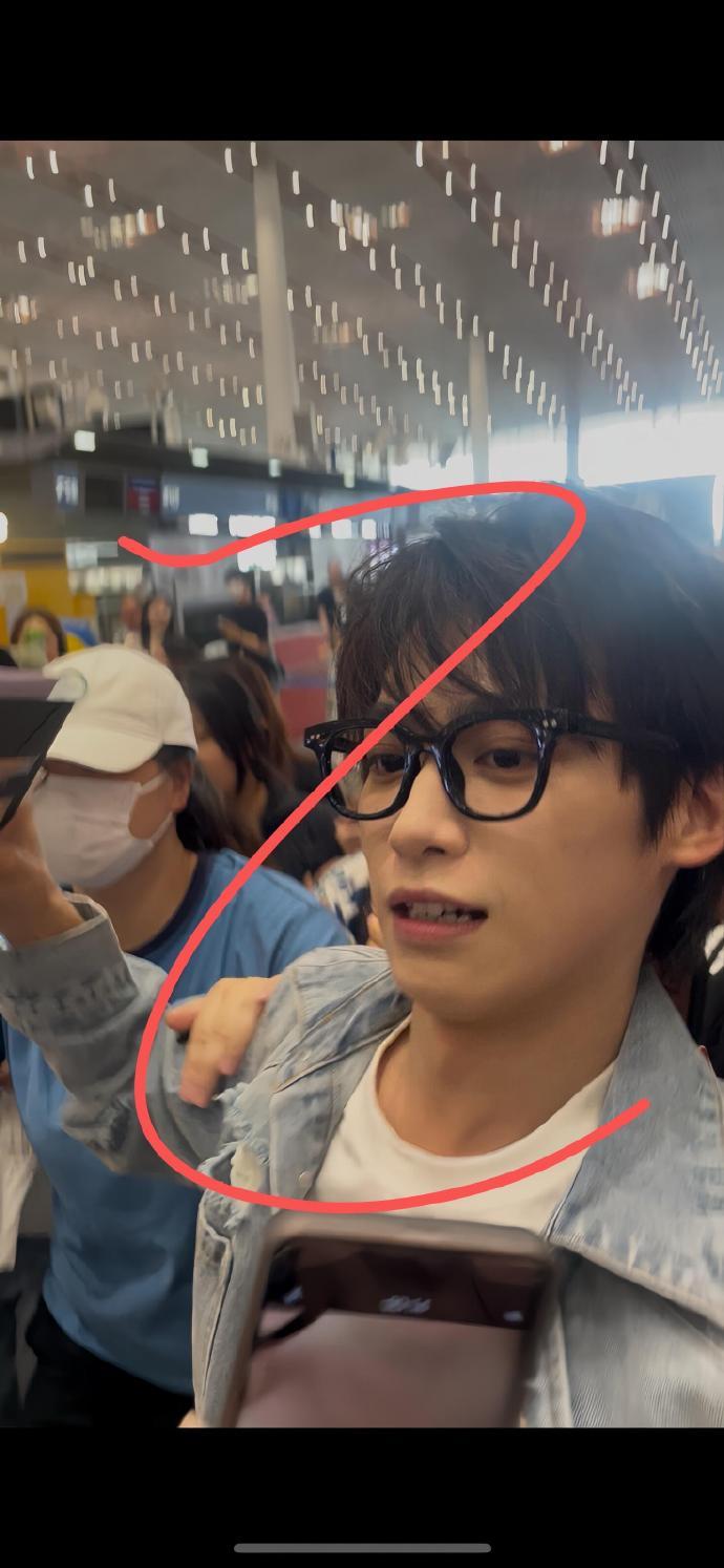 梓渝被挤出来的笑容梓渝道歉回应 梓渝道歉回应，是在机场被挤出来的笑容具象化了，我