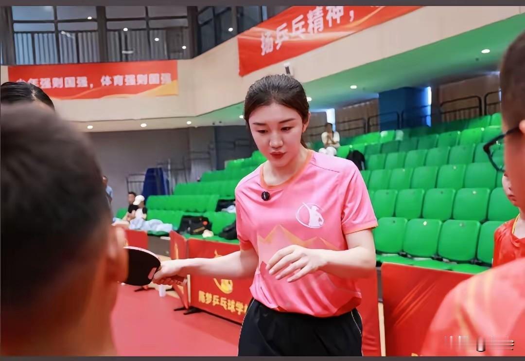 什么是冠军的格局？陈梦给出了最好的答案。在国际训练营的发言里，她不仅热情欢迎各地