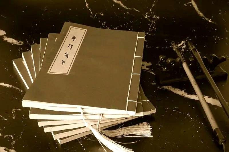 朋友说他会奇门遁甲，我不信，于是乎，他说要给我起了一卦，我说来呀。

他拿着卦盘