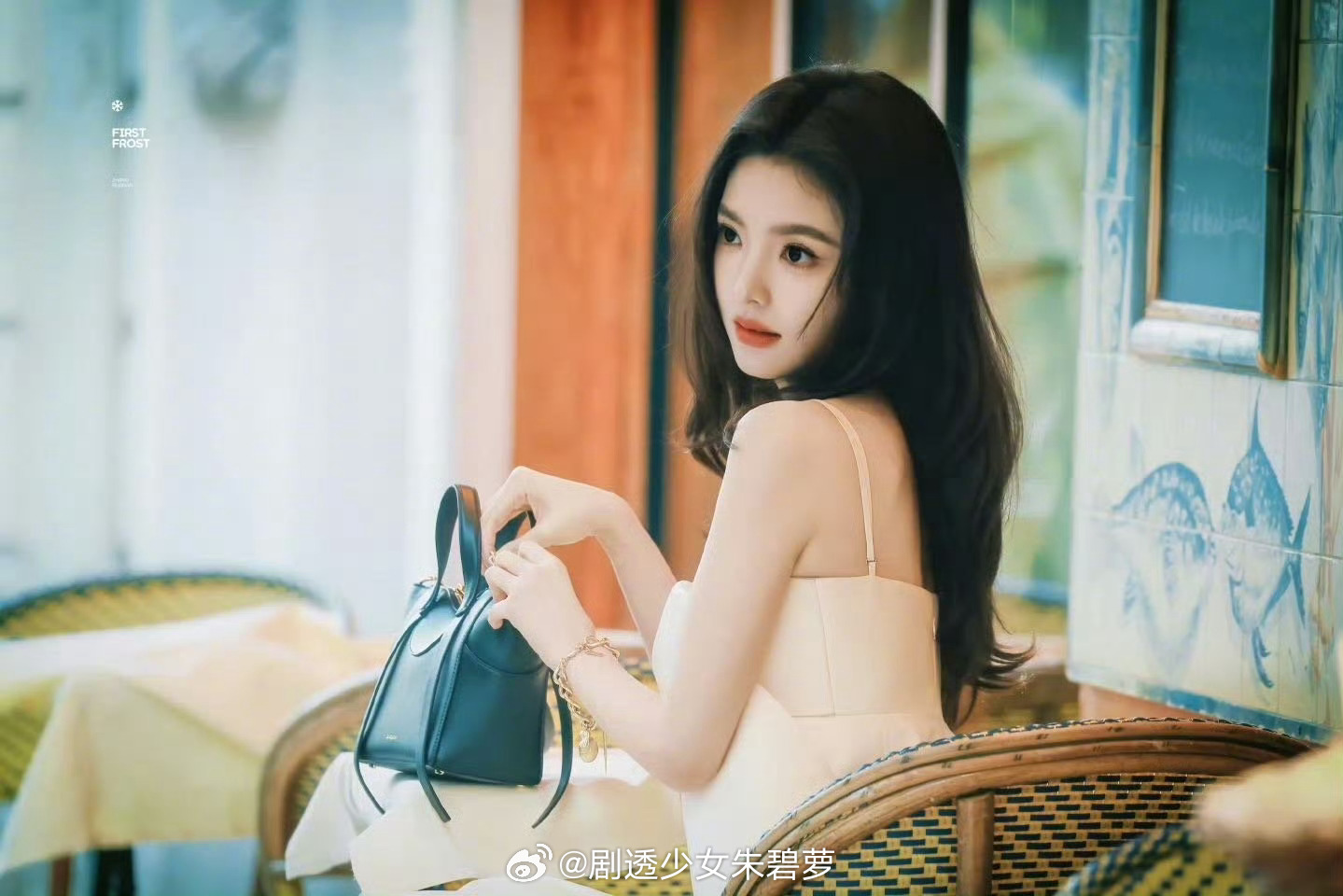 章若楠巴黎美的好权威章若楠一出场就闪耀全场谁懂，松弛感与精致感拉满，随便一拍都是