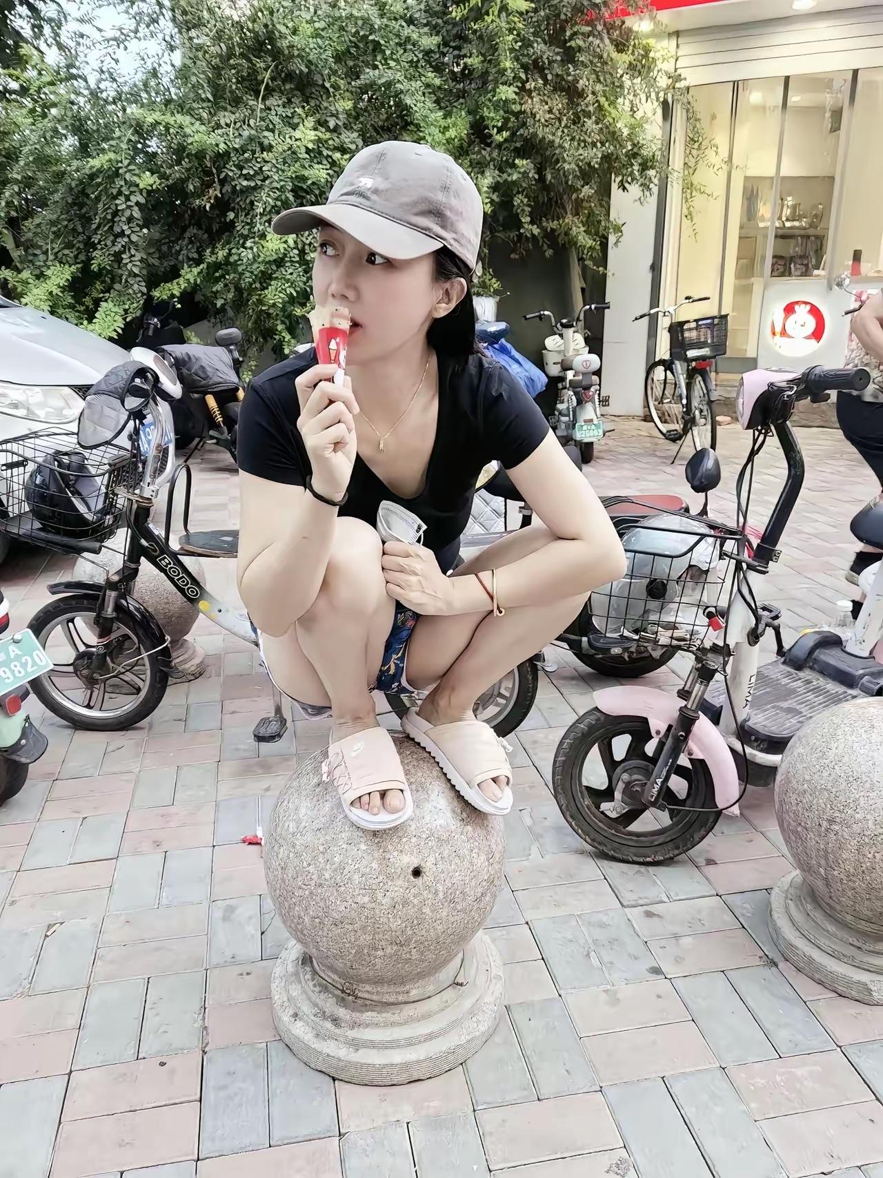 有一种感觉
对于女孩子来说
平时的形象、行为和状态真的太重要的
看看照片是这位美