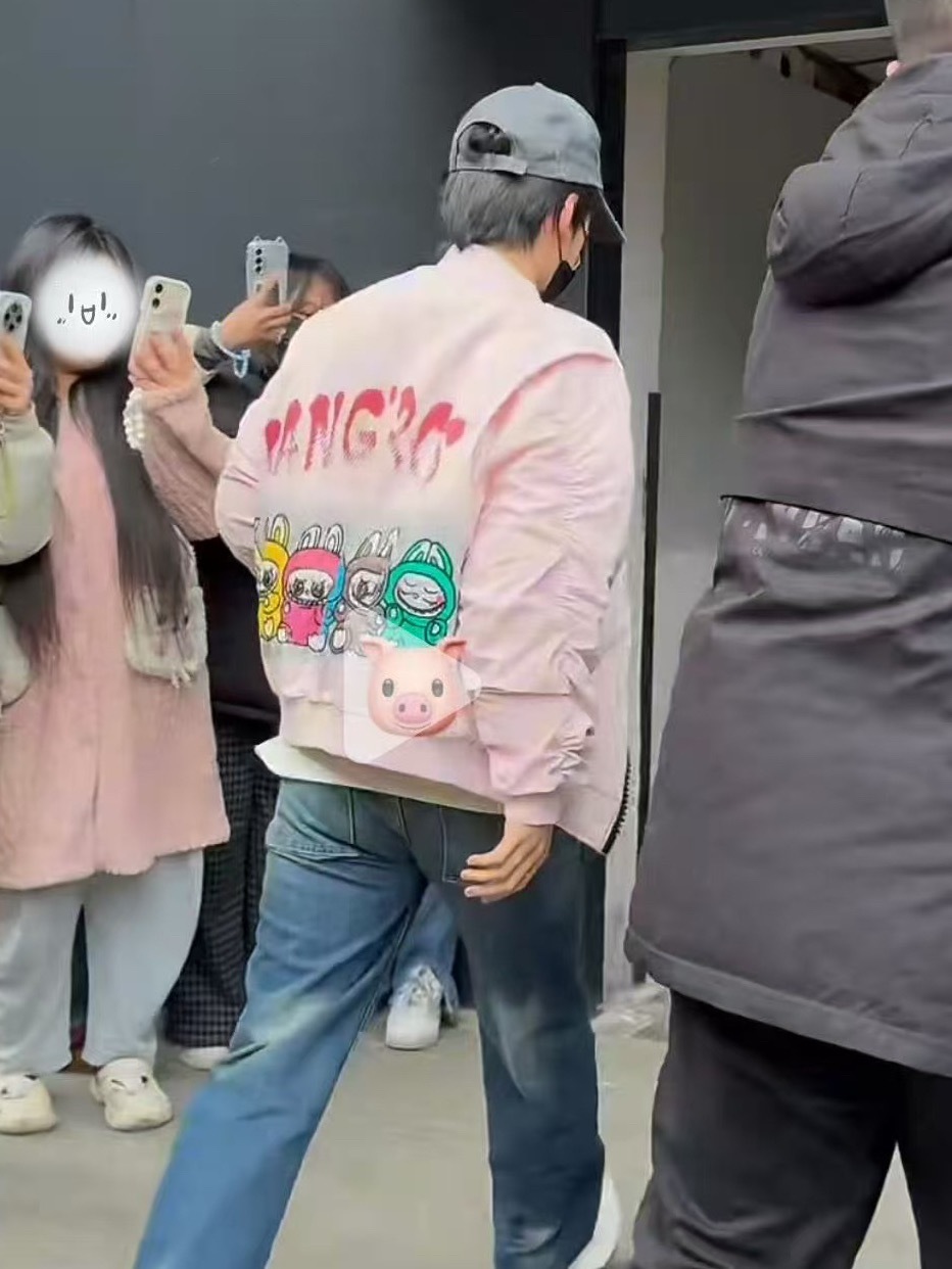 起初人们还没意识到这个衣服是张奕然自己选的 ​​​
