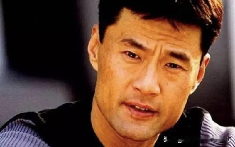 2003年，于荣光父亲确诊肝癌，于荣光却说：“放弃化疗，出院吧。”于荣光挣这么多