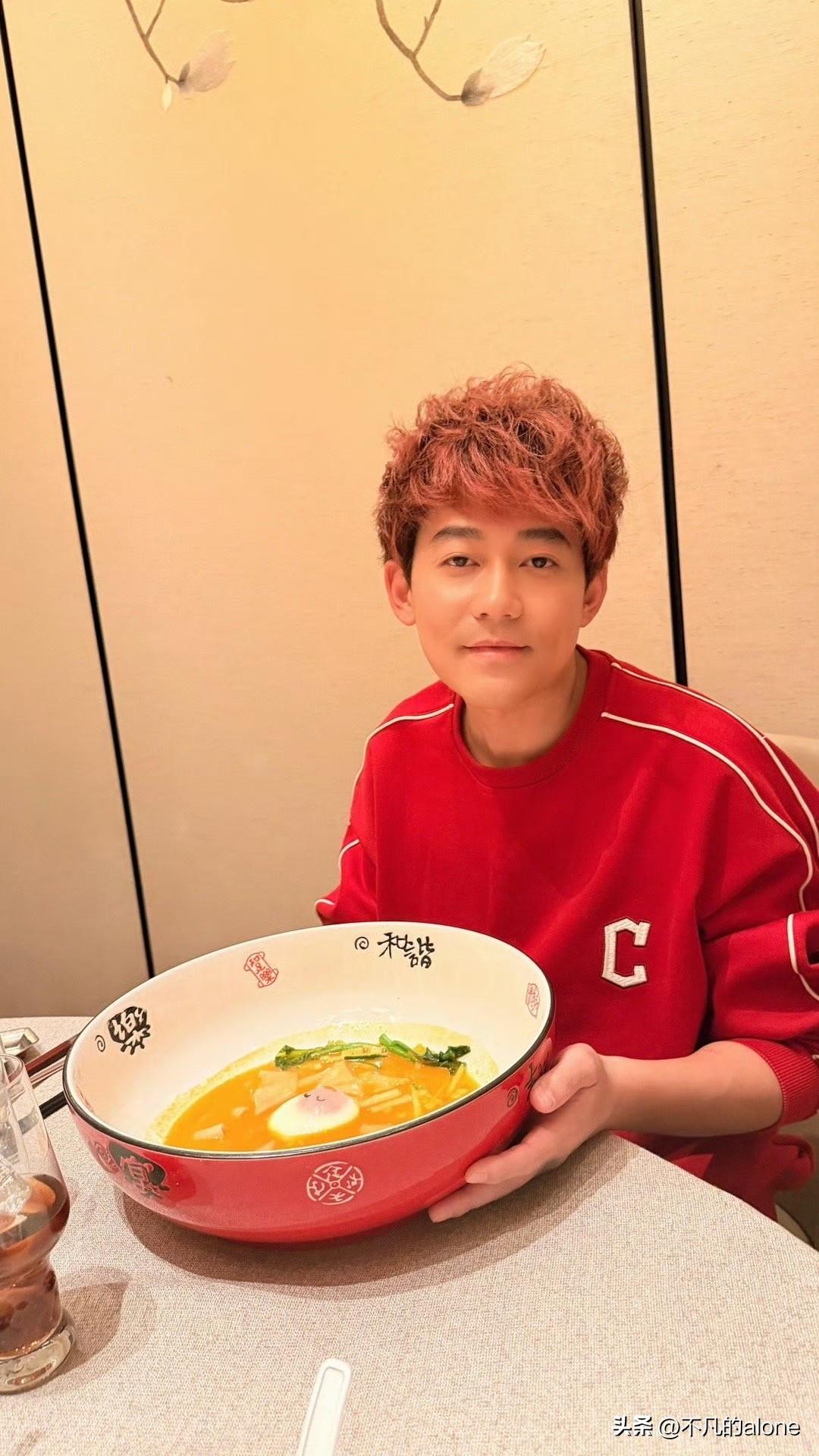 3月7日，苏醒更新生活动态，并配文“虽然哥是吃油泼面长大的，但那天的碗真的不用这