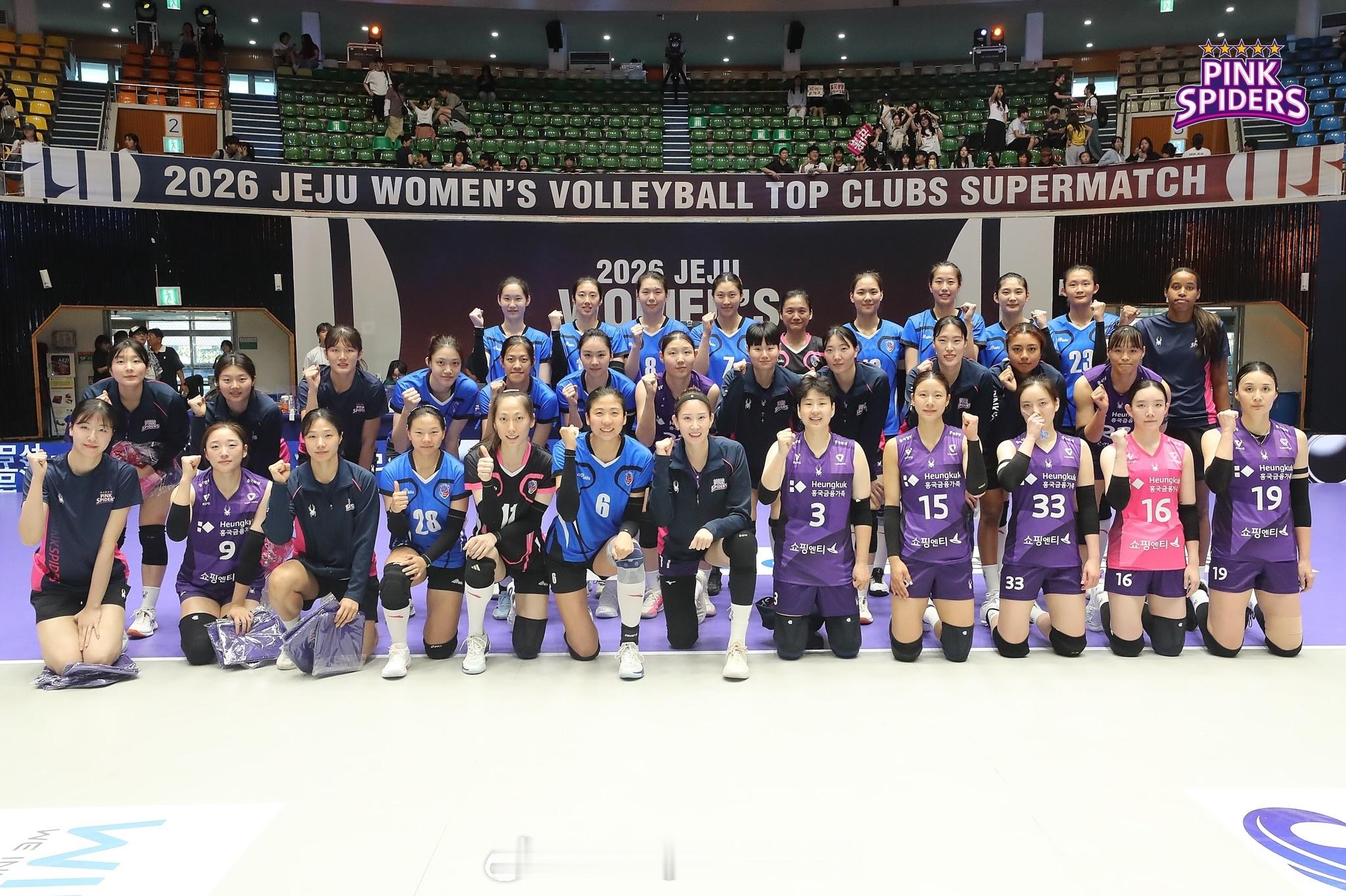 上海vs兴国生命女排热身赛合影。 