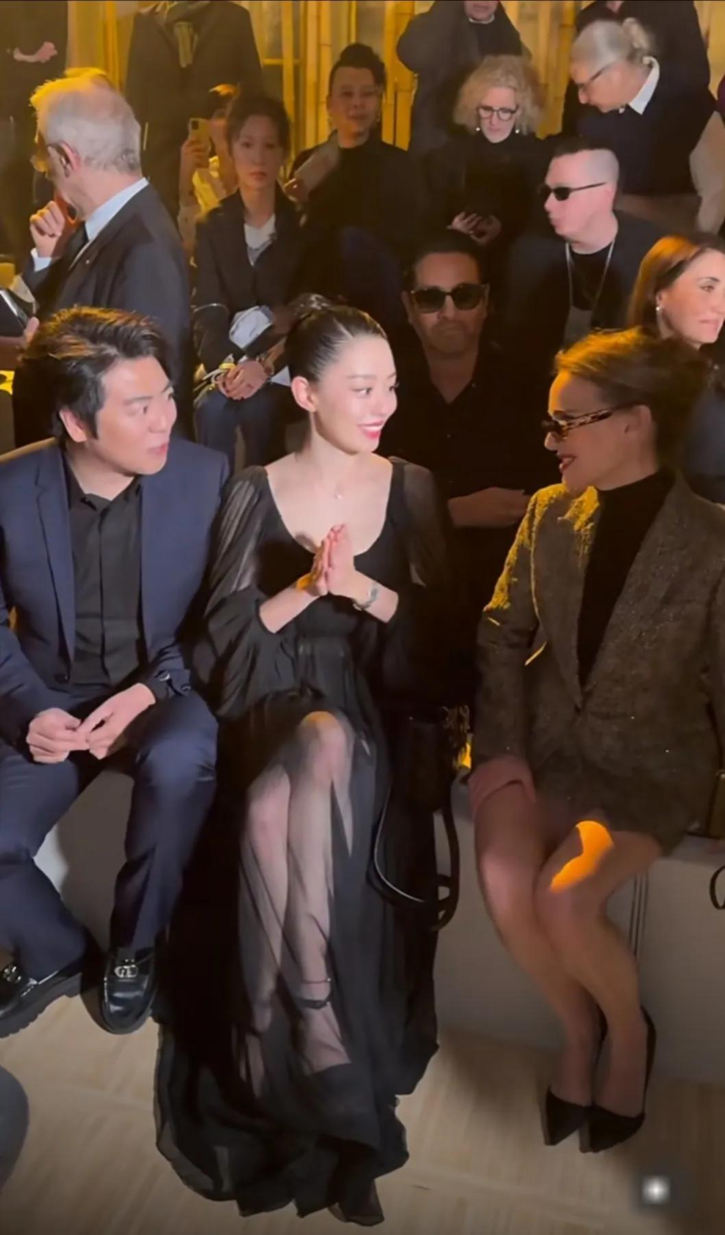 朗朗夫妇和娜塔丽波特曼一起在Dior内场交流！感觉典型的女人之间聊天，老公插不进