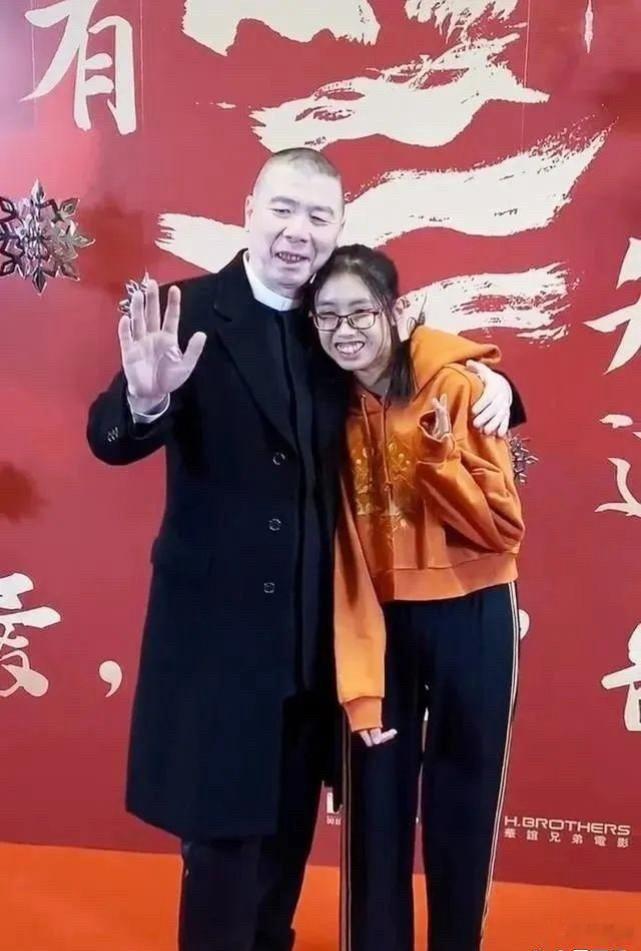 冯小刚养女过了青春期，一口龅牙没有了，越变越漂亮，和冯小刚越来越像了，确定不是亲