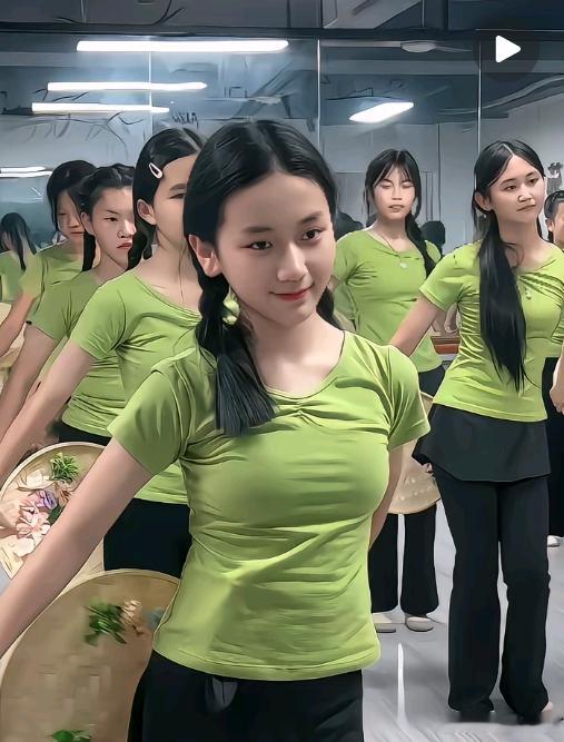 洋洋高锐’梦里的彩虹◎这个世界特别……怪有爱的人常常……没有钱◎每年每月每天都悄