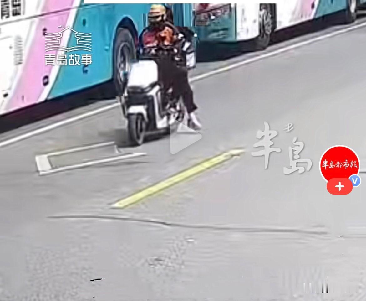 高考首日下午，山东青岛街头一位外卖小哥正奔波在送餐路上，无意间发现一名小姑娘神色