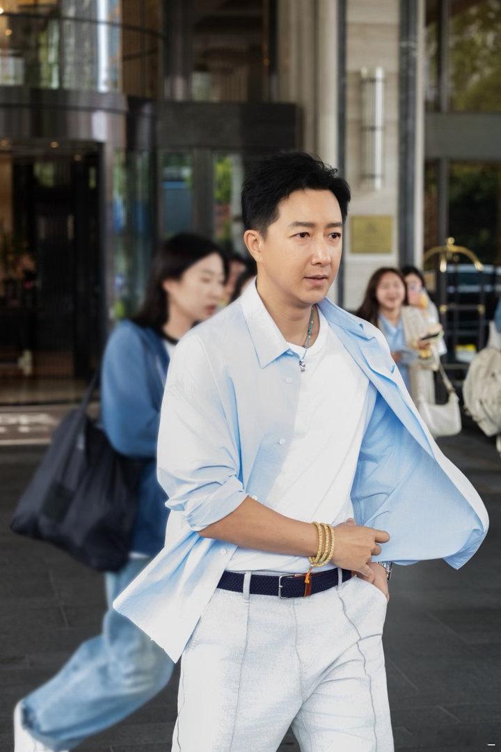 韩庚爸爸当家录制路透爸爸当家偶遇韩庚录综艺，蓝白搭配好清爽！升级奶爸后，超想看他