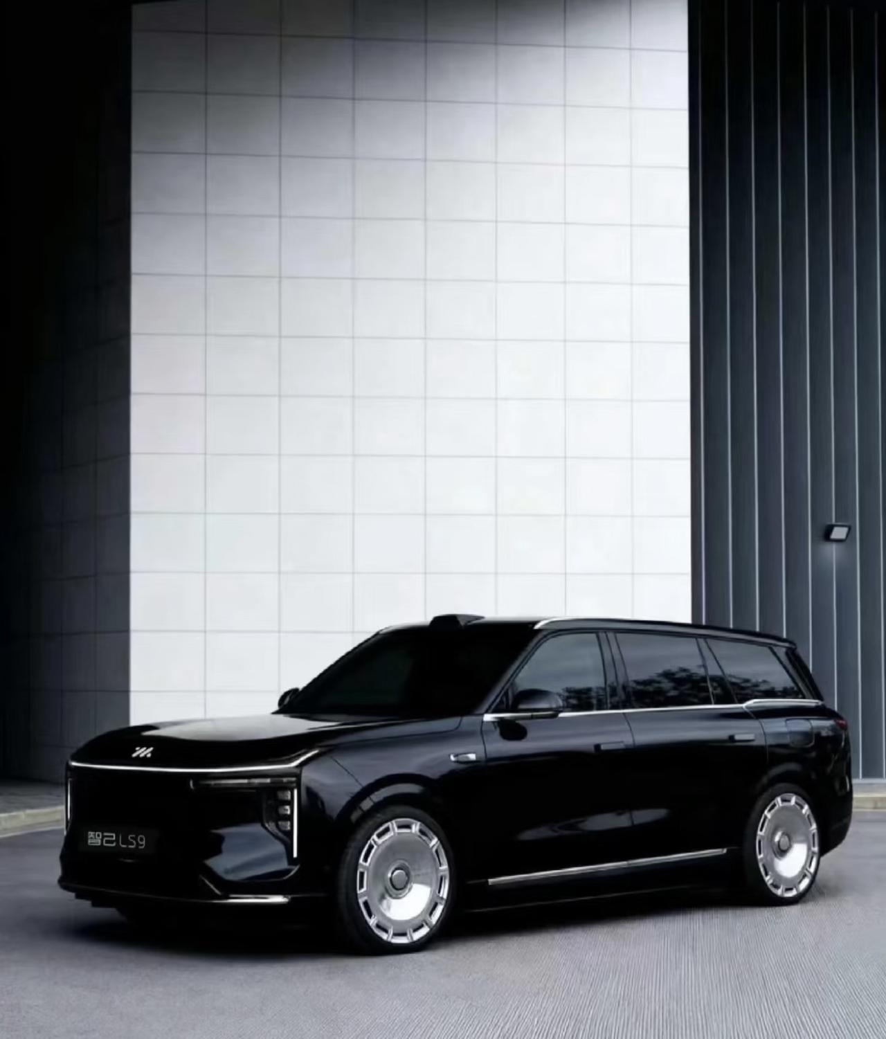 智己LS9今晚开启预售，全系Ultra版的设定，直接把旗舰级配置拉成了“标配门槛