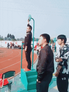 应声倒下
