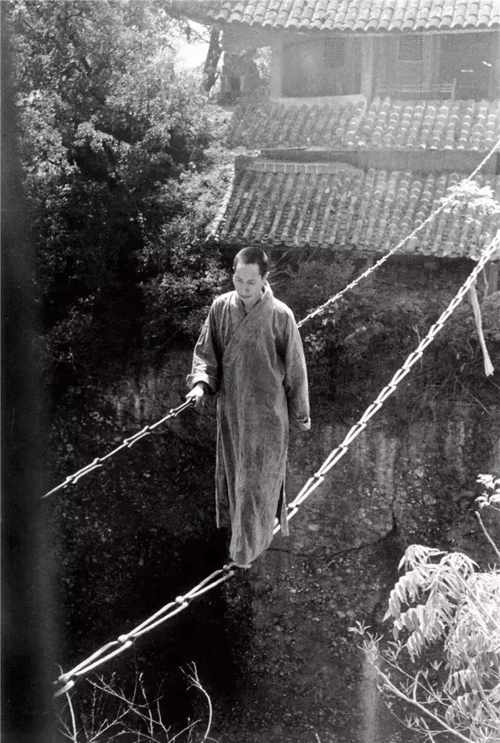（西南）1930年代，四川江油窦图山上寺庙即景。僧侣以简易的铁索为桥，踏索穿越，...