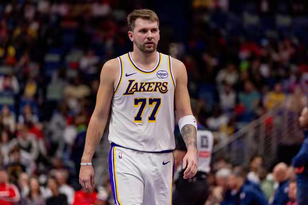 NBA常规赛，湖人首节27-36落后爵士。首节比赛，湖人球星东契奇表现还可以，不