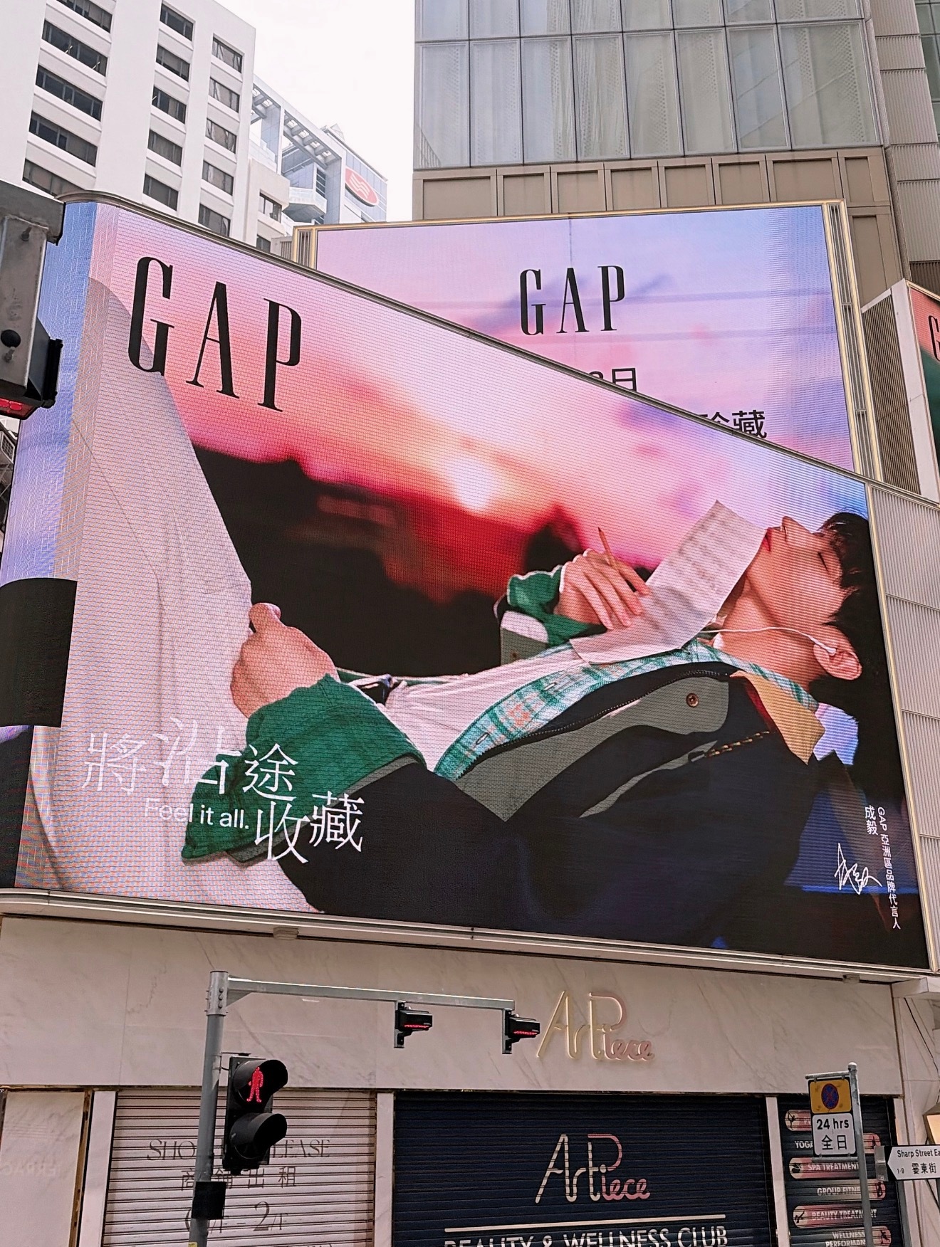 成毅[超话]  GAP亚洲区品牌代言人的排面来了！帅帅帅成毅 ​​​