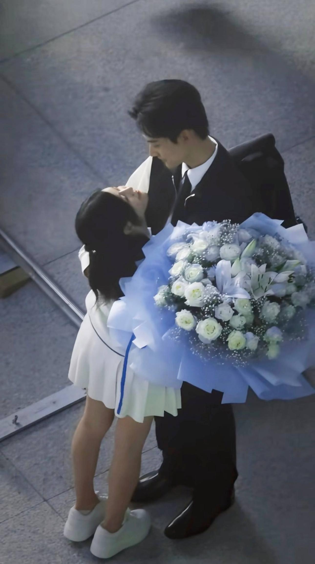 狙击蝴蝶好浓的姐狗味好绝的体型差 救命！！这个身高差拥抱的时候，弟弟微微弓背把下