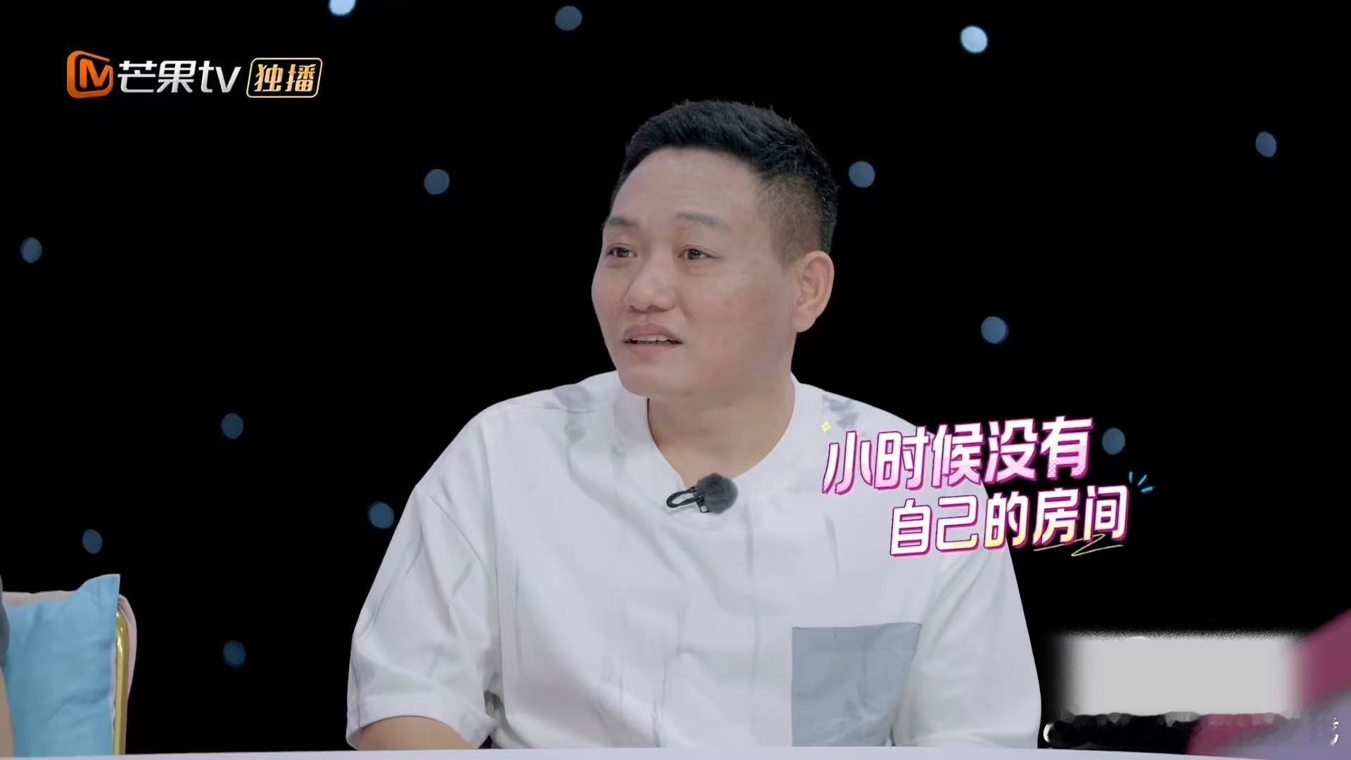 原来罗予彤和哥哥是重组家庭，小时候家里挤在两室一厅，爸妈和哥哥各占一间，她只能住