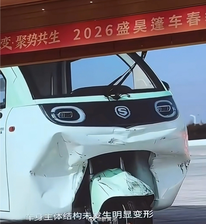 【万元篷车撞击轿车零变形？#盛昊三轮篷车碰撞测试引发争议# 】2月25日，在济南