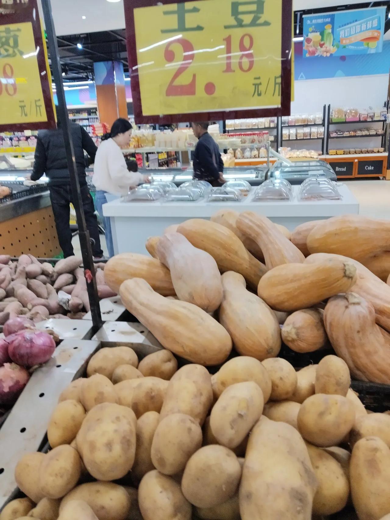 杭州超市土豆卖2.18元1斤，我发现一个超大型，在一堆小土豆中，很有个性。

土
