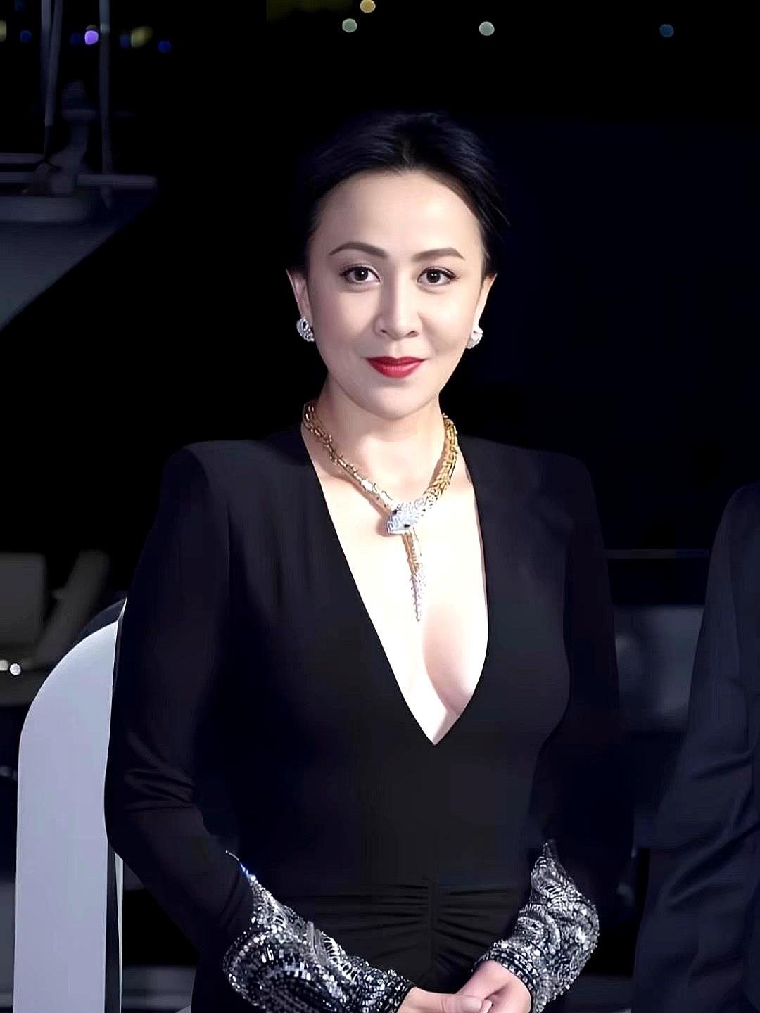 不仅刘嘉玲没想到，估计刘晓庆也想不到。
星爷竟然亲自跑去给柏芝的新剧发布会站台，