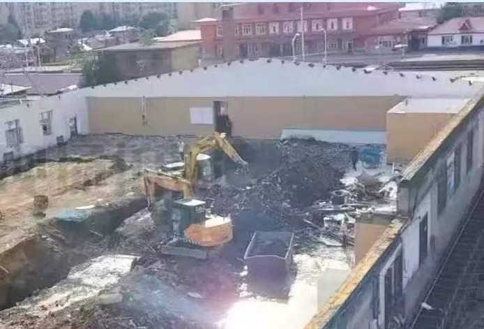 黑龙江，一男子花 300 万装修商铺被房东赶，为了不亏本，他硬着头皮花 3500