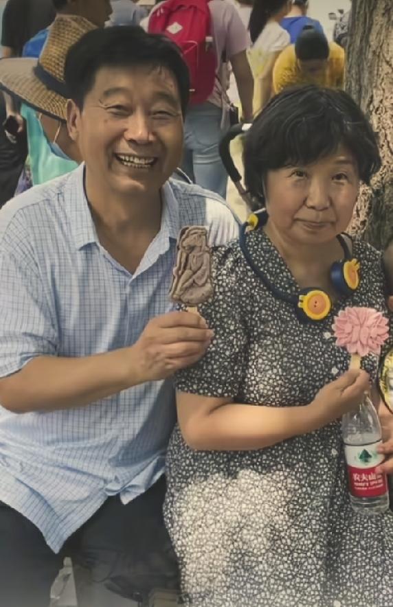 郭爸的一生也是传奇一样的存在，生了个老大，智力有点一般，生了个男孩，却又跟人家错