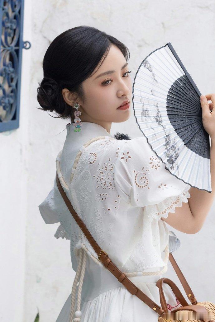沈月端午节限定look中餐厅 端午时节，沈月的穿搭满是中国韵味，靓丽造型尽显独特