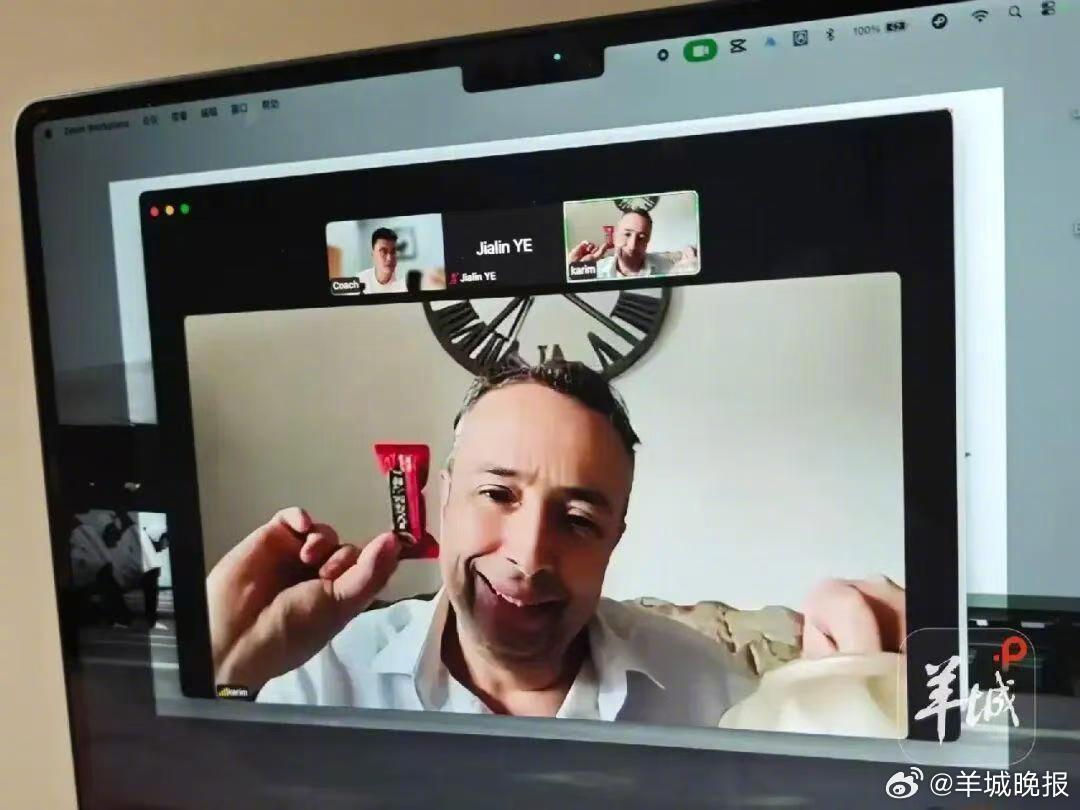 【#谁能拒绝一颗真诚的酥心糖呢#｜#街谈巷议#】4月7日，因“跨国求糖”走红的米