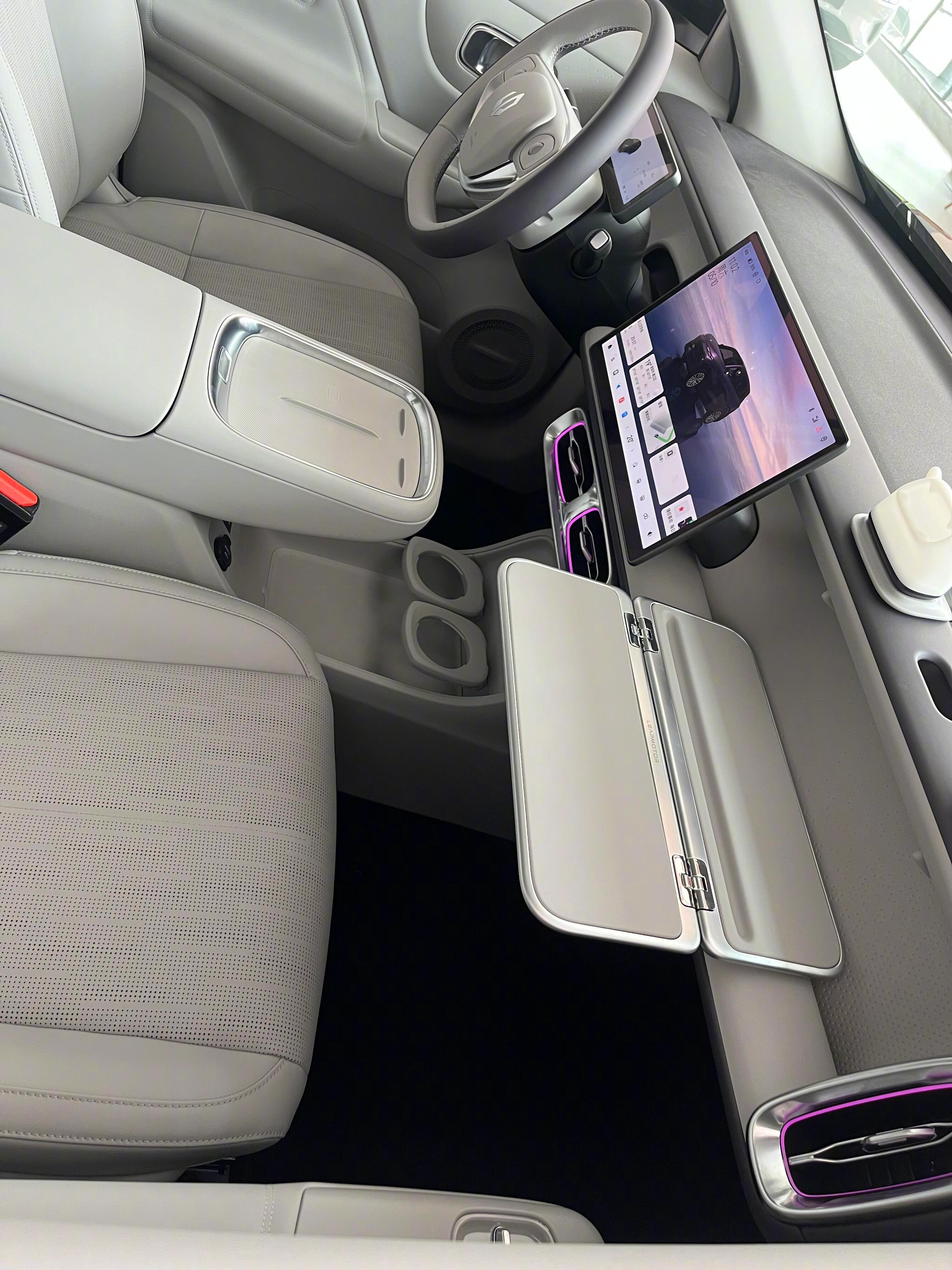 论零跑内饰的贴心程度，这小桌板真的是副驾之光了