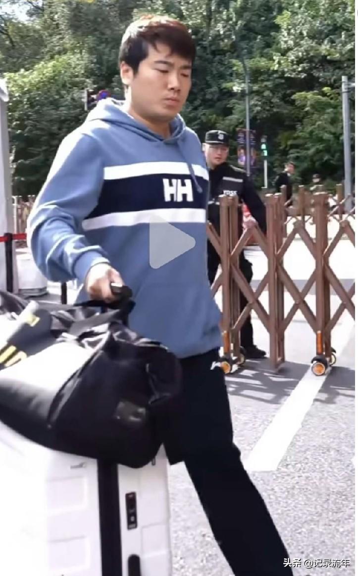 笑不活了！
梁靖崑吹着哨子现身北京大满贯的首钢公园，
但是网友们直呼认不出了，