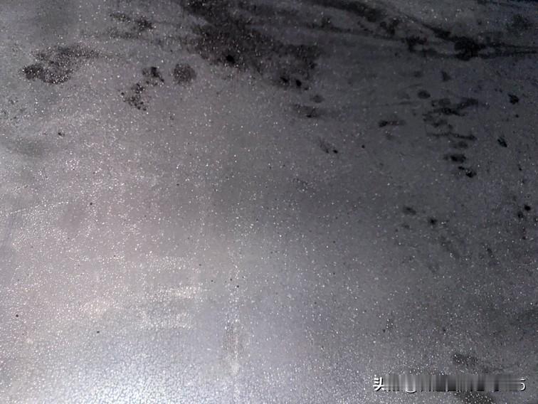 凌晨5:53，9/c度，车顶玻璃仰天，肉眼可见飘浮的白云和启明星，只是透过玻璃，