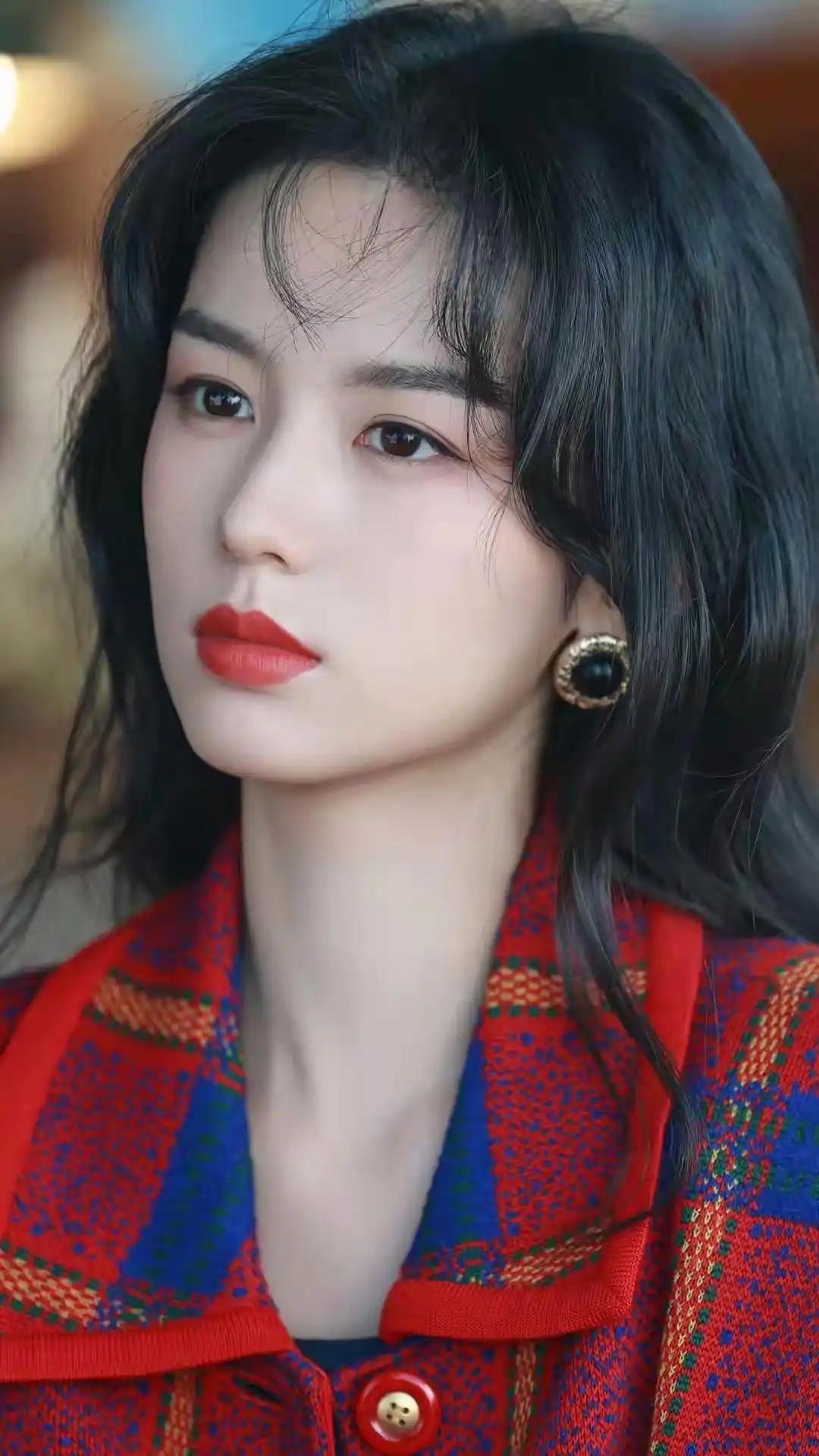 桥上车水马龙，灯光璀璨，倒映在江面上，美轮美奂。夜晚的大桥和洪崖洞相互映衬，仿佛