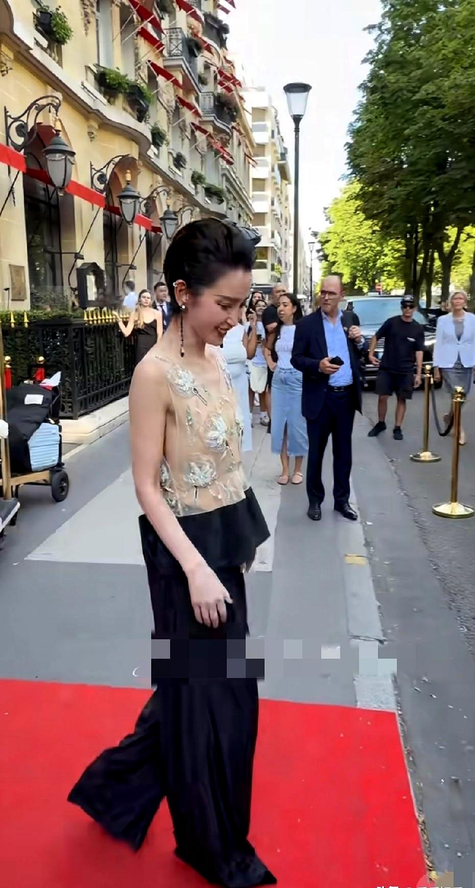 53岁女明星的无滤镜生图，到底能有多真实？
看完李冰冰在巴黎看秀的最新状态，我瞬